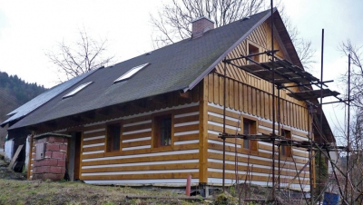 Dřevěný obklad domu